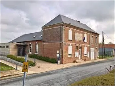 Je vous emmène maintenant à Camps-en-Amiénois. Village Samarien, il se situe dans l'ancienne région ...