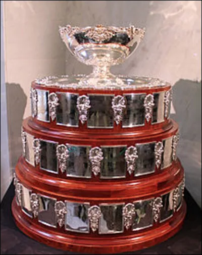 Quel est le nom de cette coupe, précieux trophée de la plus prestigieuse compétition internationale de tennis masculin par équipe ?