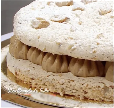 Quel est le nom de ce gâteau du Sud-Ouest, des disques de pâte meringuée aux amandes, séparés par de la crème au beurre parfumée ?