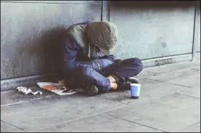 Tu vois un sans-abri demander de laide. Tu...