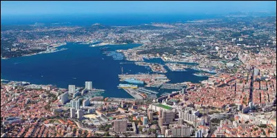 Je vais à la plage de la Mitre, dans quelle ville est-elle située ?