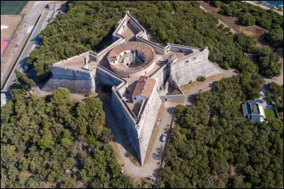Comment s'appelle ce fort situé sur la ville d'Antibes ?