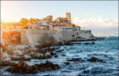 Comment s'appelle ce fort situ&eacute; sur la ville d'Antibes ?