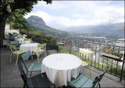 C'est dans cette ville que nous pourrons découvrir le restaurant situé rue Jean-Jacques Rousseau ''Chez la Mère Ticket'' (depuis 1945) et sa vraie cuisine du terroir, à savoir son fameux poulet aux écrevisses ! Si la gastronomie vous attire, vous pourrez également vous restaurer chez le ''Pèr Gras'', accessible par le téléphérique de la Bastille.