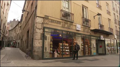 Hommage à la célèbre navigatrice Florence Arthaud partie trop tôt !
Elle fut la fille d'un grand éditeur dont la librairie située Grand Rue porte toujours son nom. Dans quelle ville ?
