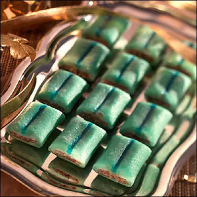 Dans quelle ville est née cette confiserie, "coussin" formé d'une délicieuse ganache de chocolat recouverte de pâte d'amande verte ?