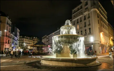 Quelle est la ville qui a vu grandir Michel Fugain, et connu Antoine avant ses élucubrations, élève au lycée Champollion ?