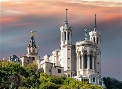 Quelle ville est surmontée par la basilique Notre-Dame de Fourvières dont elle est l'emblème ?
