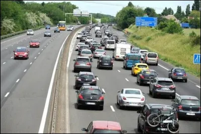 Quel instrument de musique est utilisé pour qualifier une route saturée de véhicules ?