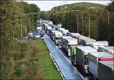 Quel est le coût des embouteillages pour l'économie d'un pays comme la France en 2013 ?