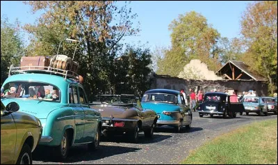 Dans quelle ville située sur la N7 est recréé tous les ans un embouteillage de vieilles voitures de collection ?
