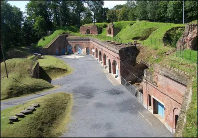 Ville forte du Nord construite par Vauban, célèbre pour son "Clair de lune" !