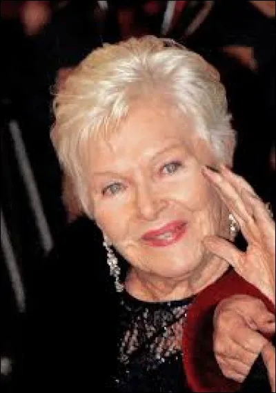 En plus de 80 ans de carrière, Line Renaud a tourné dans quatre-vingt-six films et téléfilms, et a publié vingt-cinq albums (dont vingt en studio). En 1949, elle a reçu le Grand Prix du disque. Pour quelle chanson a-t-elle été récompensée ?