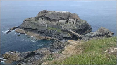 Dans quelle région française se situe l'îlot des Capucins, bordé par l'océan Atlantique ?
