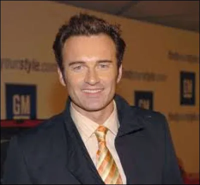 Cet acteur australien a joué dans les séries "Charmed" et "Nip/Tuck".