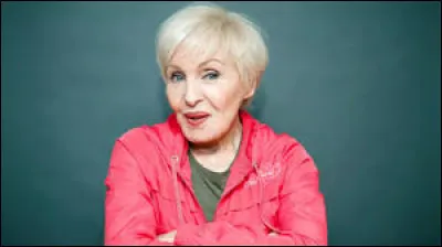 Cette chanteuse française est notamment connue pour avoir chanté "Un homme et une femme" en 1966.