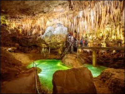 Tourisme : Quel gouffre situé dans le département de la Dordogne est surnommé la cathédrale de cristal ?