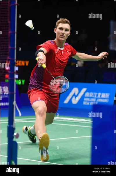 Viktor Axelsen, l'un des meilleurs joueurs de badminton au monde, te défie, que fais-tu ?
