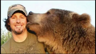 L'ours est omnivore, comme l'humain.