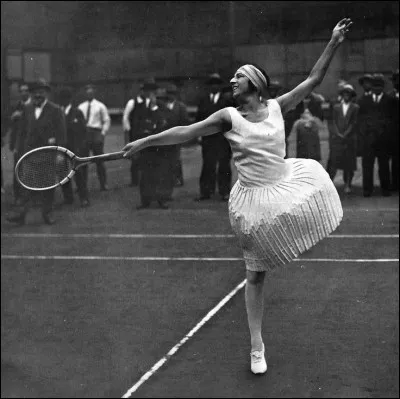 Première star française du tennis, elle a remporté 6 fois le tournoi de Wimbledon et 6 fois Roland-Garros. Qui est-elle ?