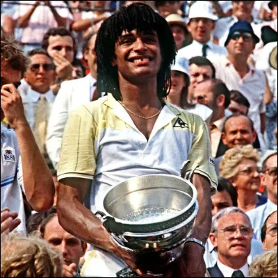 En quelle année Yannick Noah remporte-t-il Roland-Garros ?