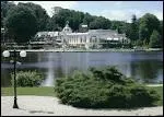 Station thermale, traverse par la Ve s'panouissant en un joli lac, au coeur de la fort des Andaines. La promenade du roc du Chien offre une belle vue.