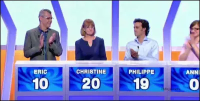 À la fin de la première manche, que dit lanimateur pour déterminer les candidats éliminés en 2025 ?