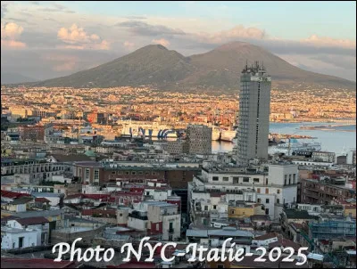 Quel est le nom de cette ville italienne située au pied du Vésuve, capitale de la région de Campanie ?