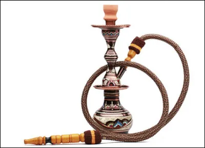 Quel est le nom de cette pipe à eau utilisée pour fumer le tabac ?