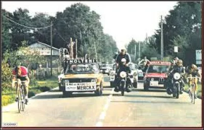 Eddy Merckx, pourtant brillant dans les contre-la-montre avec 13 victoires dans le Tour de France, ne s'est engagé dans le Grand Prix des Nations qu'à la fin de sa carrière : il l'emporte en dominant Ocana -2e, Zoetemelk (qu'il rejoint sur l'image) -3e et Thévenet 4e : c'était en ...