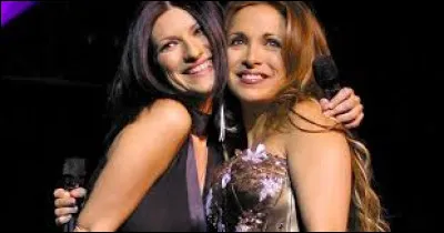 Quelles sont les deux langues présentent dans la chanson "On n'oublie rien, on vit avec" de Hélène Ségara et Laura Pausini ?