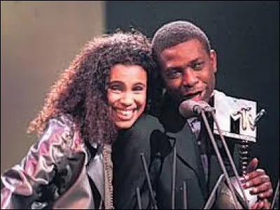 Dans la chanson "Seven Second" de Neneh Cherry et Youssou N'Dour, combien de langues différentes sont chantées ?