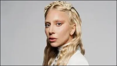 En quelle langue Lady Gaga chante-t-elle un morceau du pont dans sa chanson "Bad Romance" ?