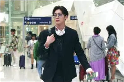 À l'aéroport elle rencontre...