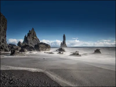 Où se situe la pittoresque plage de sable noir de Reynisfjara à 180 km de Reykjavik ?