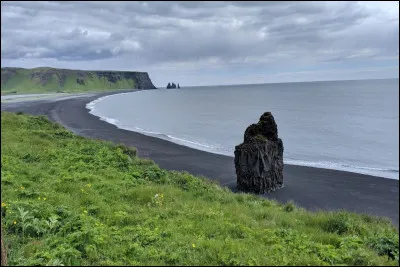 O&ugrave; se situe la pittoresque plage de sable noir de Reynisfjara &agrave; 180 km de Reykjavik ?