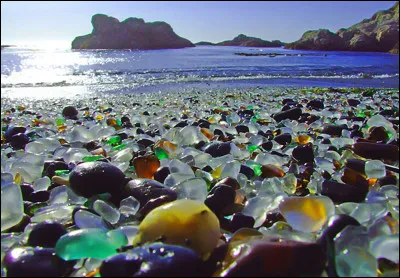 Voici l'une des plages les plus atypiques jamais rencontr&eacute;e ! Il s'agit de Glass Beach en Californie, devenue un v&eacute;ritable joyau. Pourquoi est-elle recouverte de galets multicolores et translucides qui scintillent au soleil ?