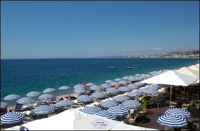 Voici une plage privée, avec parasols et matelas bien sûr ! Comment décrire les plages de Nice, le long de la promenade des Anglais ?