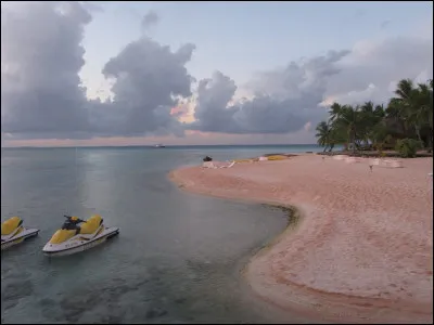 Parmi les plages les plus atypiques et belles, voici la plage de Tikéau en Polynésie française. Quelle affirmation est FAUSSE, la concernant ?