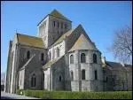 En bordure de sa lande, son abbaye constitue une expression exemplaire de l'art roman en Normandie et la fameuse foire rurale de la Ste-Croix attire quelque 400000 visiteurs.