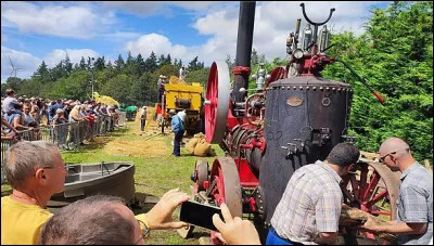 Quel est ce type de machine utilisée pour entraîner le matériel agricole ?