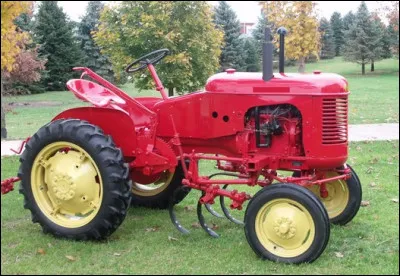Ce tracteur va massivement révolutionner l'agriculture française dans les années 50 c'est ...