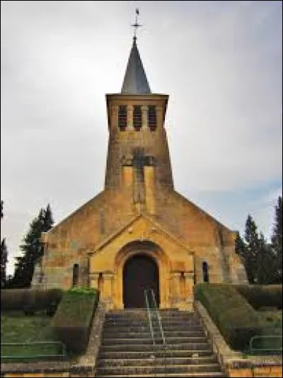 Nous sommes en Lorraine, au pied de l'église Saint-Pierre-et-Saint-Paul, à Dieppe-sous-Douaumont. Village de l'aire d'attraction Verdunoise, dans la plaine de la Woëvre, il se situe dans le département ...