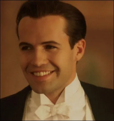 Quel est le nom du fiancé officiel de Rose ?