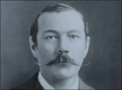 Qui est cet auteur de l'ensemble des quatre romans et des cinquante-six nouvelles appelé ''canon de Sherlock Holmes'' ?