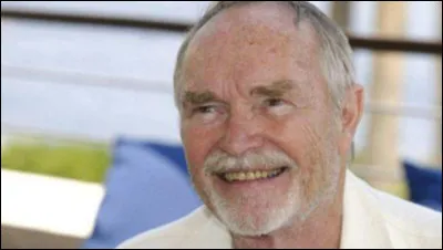 Qui est cet acteur qui joue un des premiers rôles dans le film ''Une Balle dans le canon'' ?