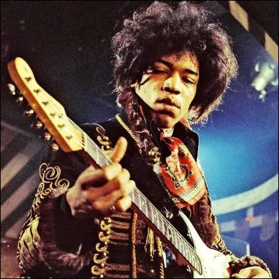 Quel effet désigne un phénomène de rétroaction acoustique involontaire, sauf quand des musiciens comme Jimi Hendrix lexploite comme sonorité ?