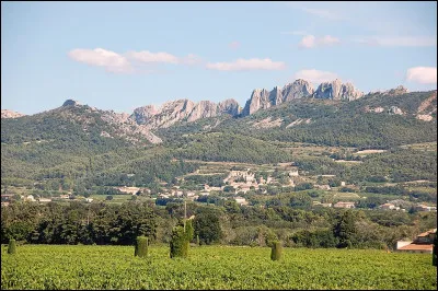 Km 129 : Sarrians. Elle a son territoire situé dans la plaine alluvionnaire du Comtat Venaissin proche du Mont Ventoux et des Dentelles de Montmirail. Que sont ces dentelles ?