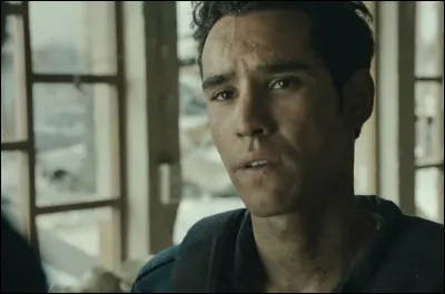 Après avoir joué un second rôle dans les deux films d'action "Tyler Rake", il obtient une nomination au César de la révélation masculine pour son rôle principal dans le thriller dramatique "Les Fantômes". Qui est cet homme ?