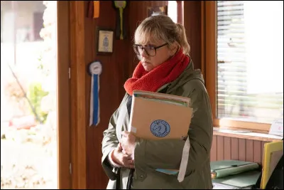 Elle est une figure incontournable de la télé, grâce à des émissions comme "Le Maillon faible", "Money Drop", "Le Grand concours des animateurs", "Tout le monde veut prendre sa place" et "Les Enfants de la télé". Qui est-elle ?